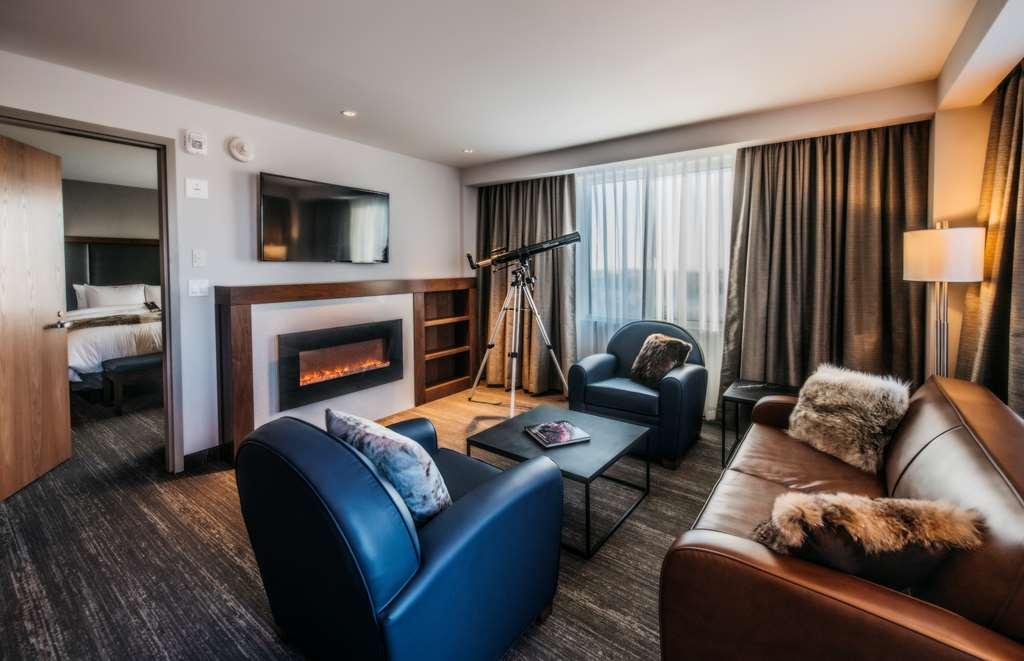 The Explorer Hotel Yellowknife Extérieur photo