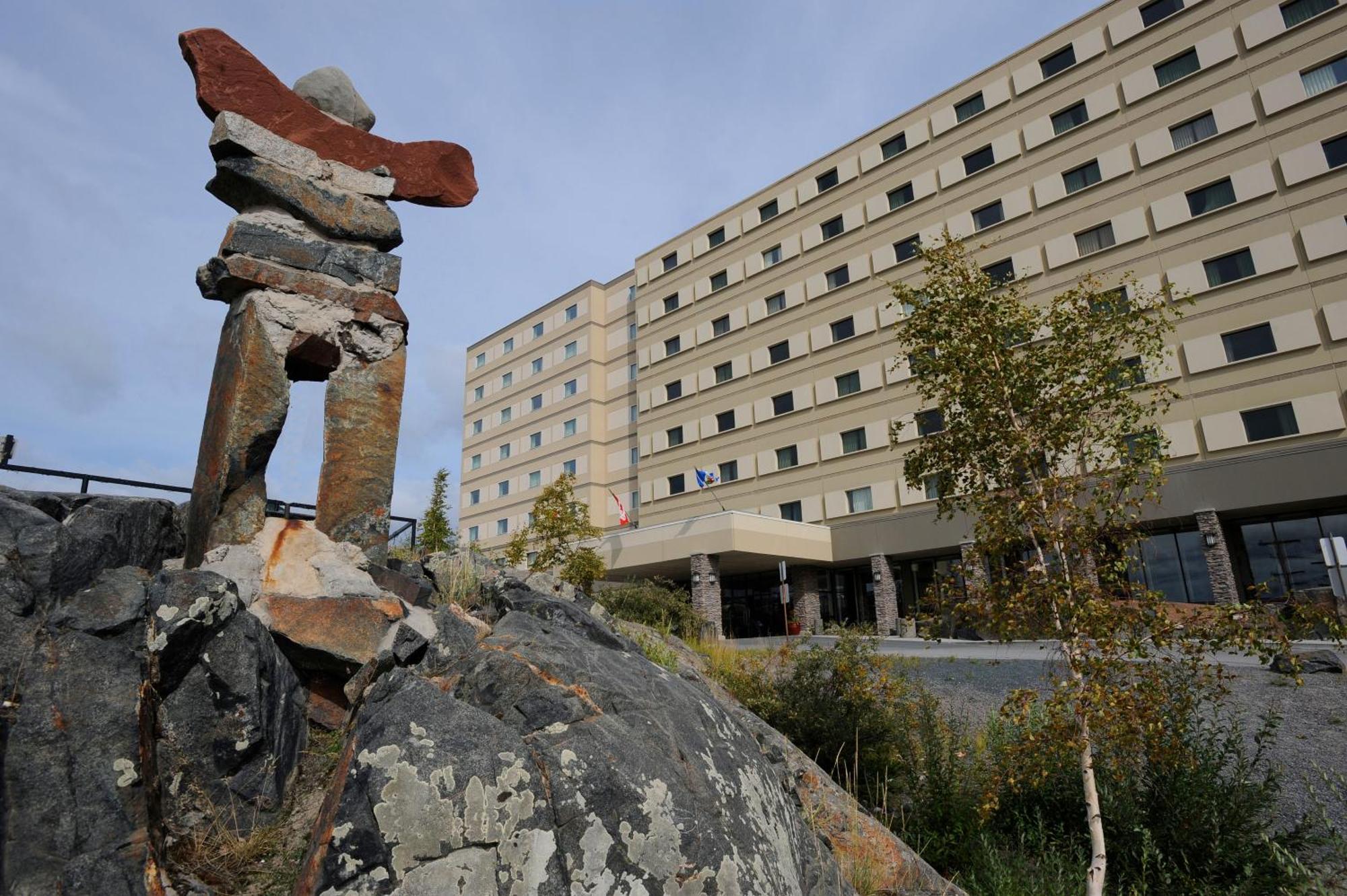 The Explorer Hotel Yellowknife Extérieur photo